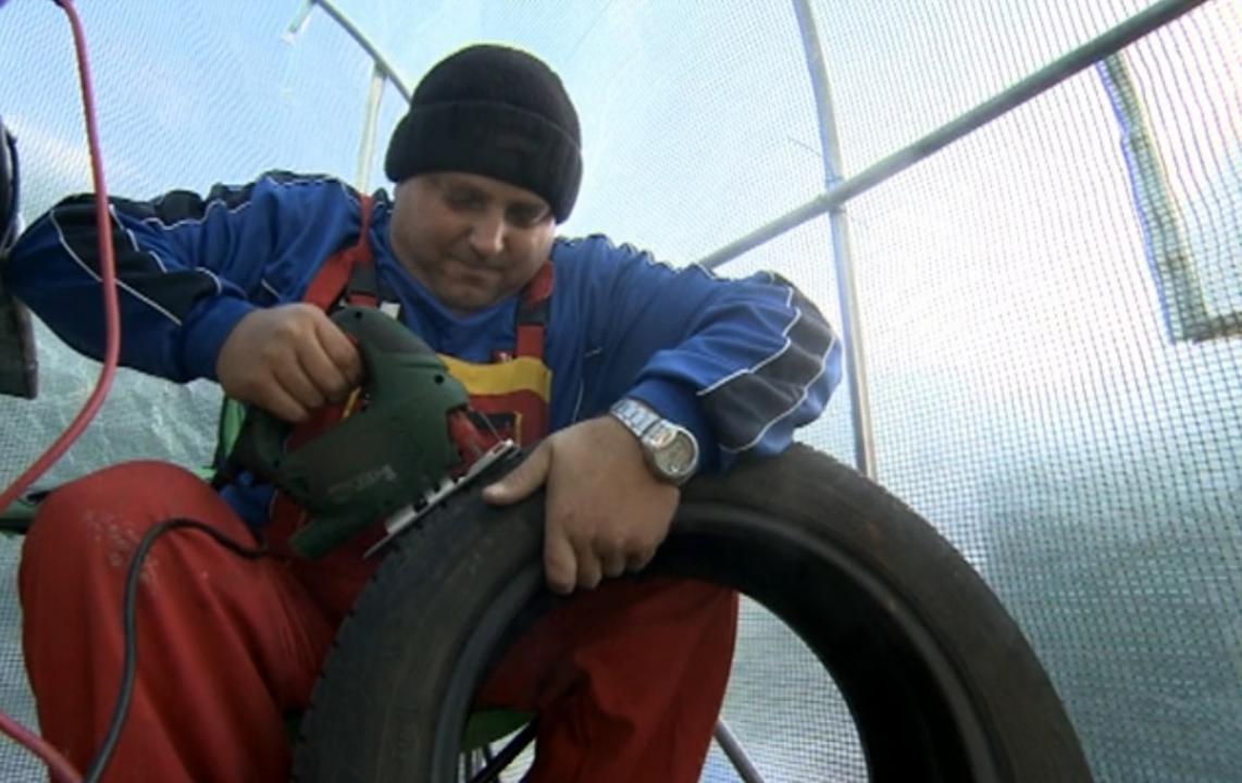 Мъж изработва фигури от автомобилни гуми, за да събере пари за лечението си