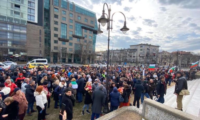 Стотици варненци протестираха пред Община Варна и НАП