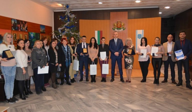 Наградиха участниците в конкурса „Да украсим Варна за Коледа 2019“