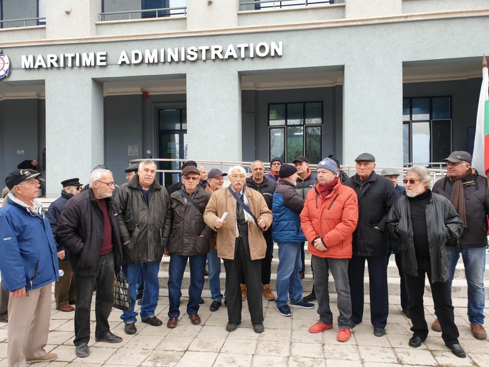 Във Варна протестираха срещу търга за продажба на спасителния кораб ПЕРУН