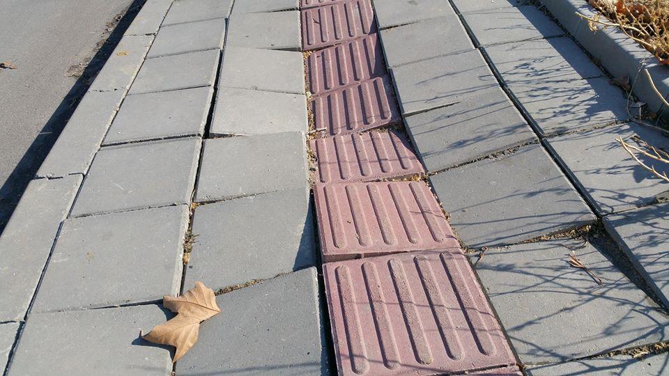 Снимки: Разместиха се плочките от ремонтирания тротоар пред бюрото по труда във Владиславово