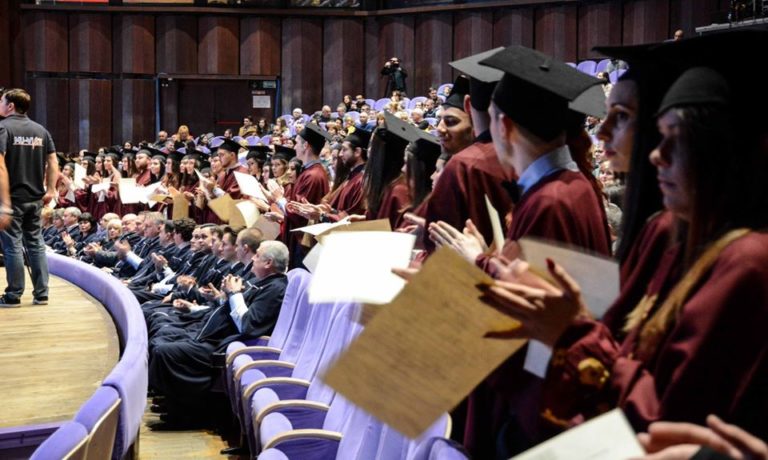 Снимки: Общо 54 млади фармацевти получиха дипломи на специално тържество