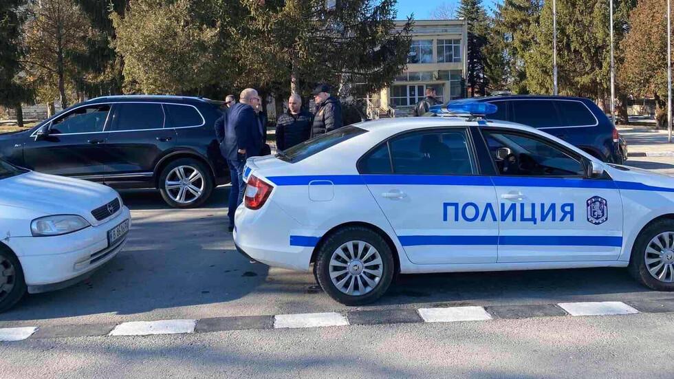 Задържаха 11 лица след спецакция на прокуратурата и МВР в Белослав и Синдел