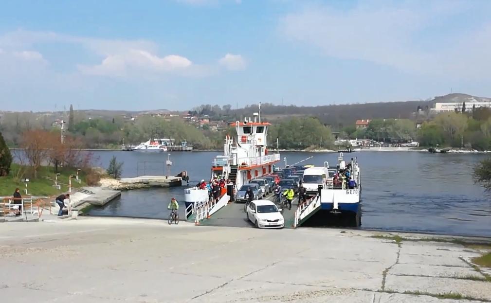 Фериботът в Белослав с разредено разписание заради силния вятър