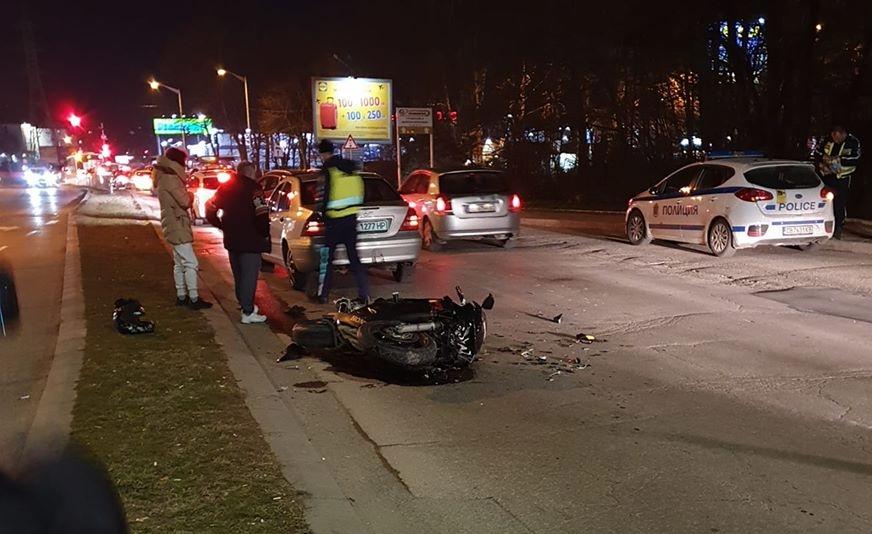 Моторист се заби в кола до Варна тауърс