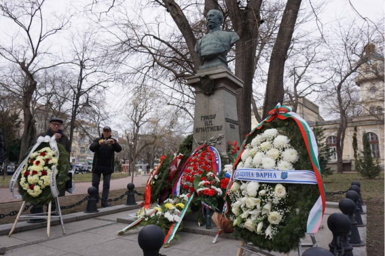 Положиха цветя пред паметниците на Граф Игнатиев и Александър Рачински