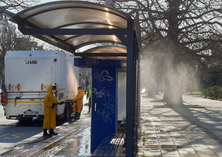 Девет машини дезинфекцират над 400 автобусни спирки във Варна