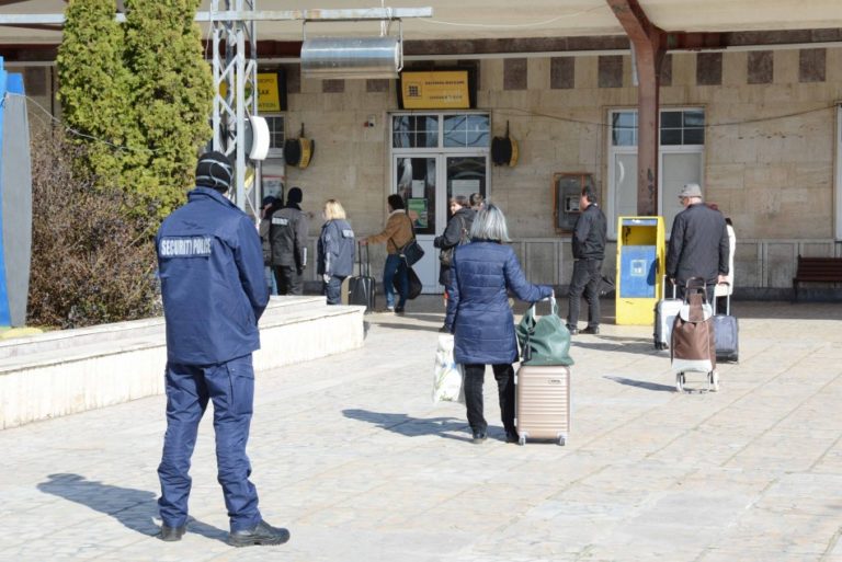 Екипи проверяват пътниците на жп гарата и автогарата във Варна
