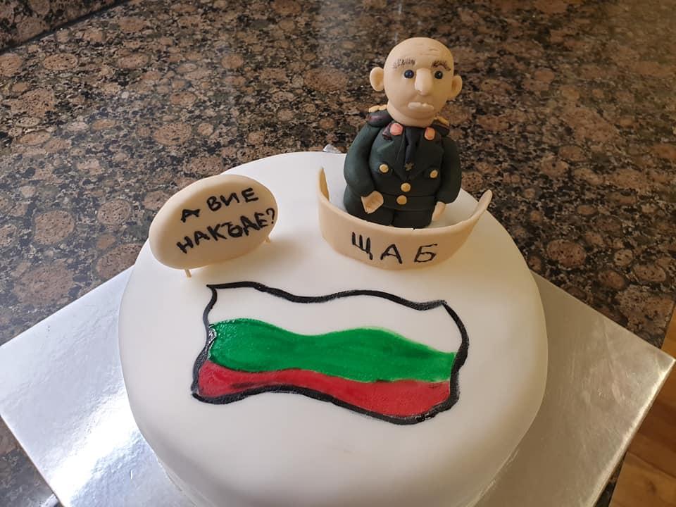 Снимки: Добричлийка посвети уникална торта на генерал Мутафчийски