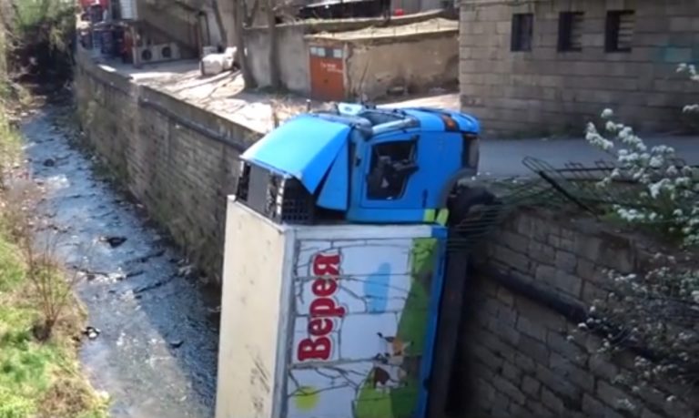 Камион с мляко падна в река Бистрица