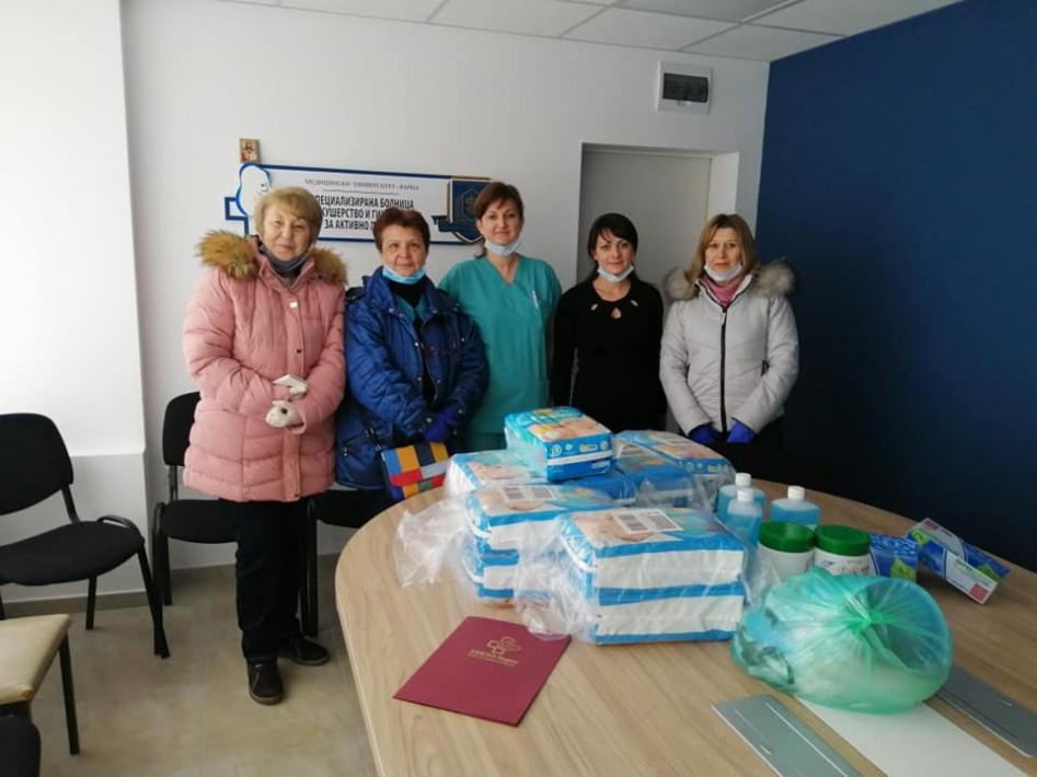 Учители даряват на лекари във Варна