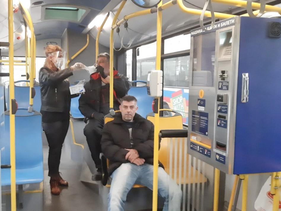 Раздадоха над 9000 маски в автобусите на градския транспорт