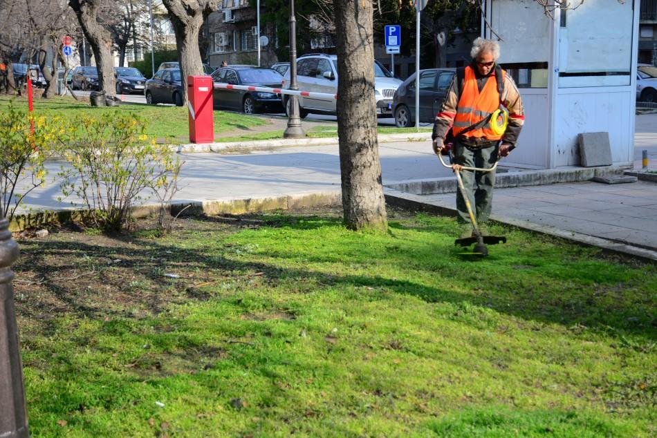 Започна пролетна коситба на зелени площи във Варна