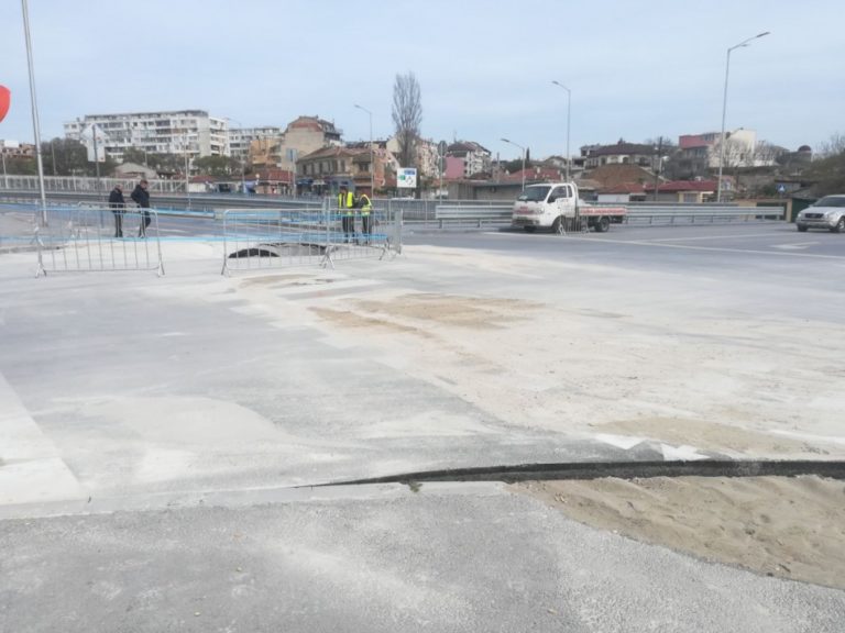 Отстраняват авария с водопровод на локалното платно на бул. “Левски”
