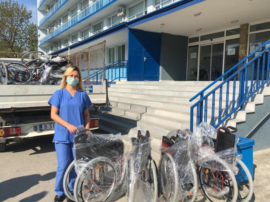 13 лечебни заведения получиха от Община Варна колички за хора с увреждания
