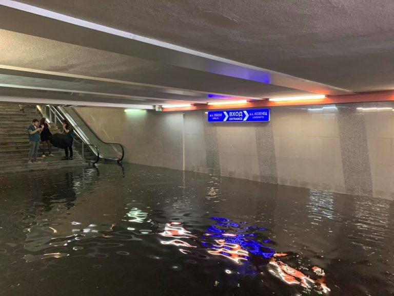Воден апокалипсис в София, порой наводни улици и станции на метрото
