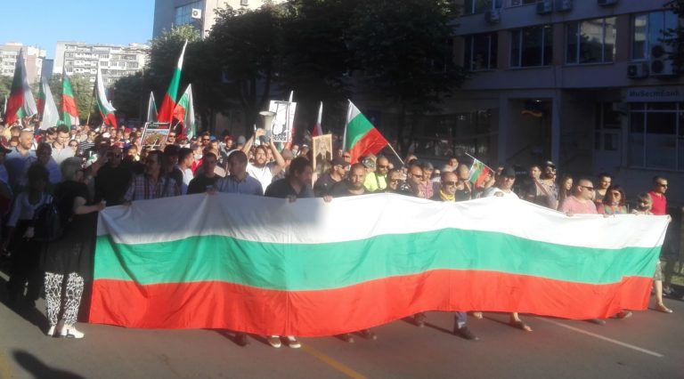 Видео: Хиляди варненци протестираха срещу правителството на Борисов