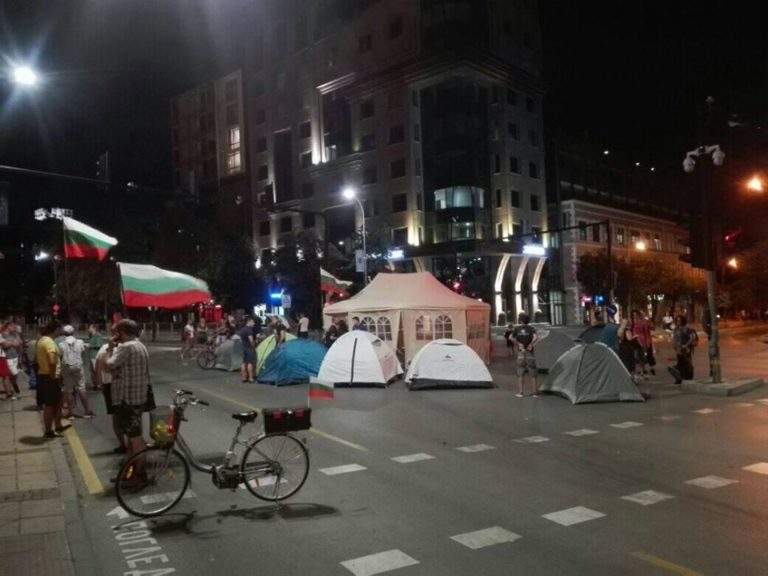 Варненци опънаха палатков лагер пред Община Варна