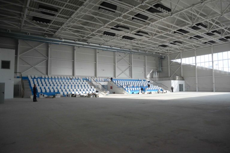 Приключи монтирането на седалките в новата закрита спортна зала във Владиславово