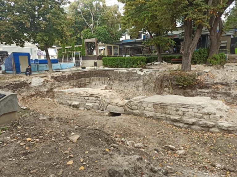 Продължават археологическите разкопки в градинката на ул. „Цар Симеон I“