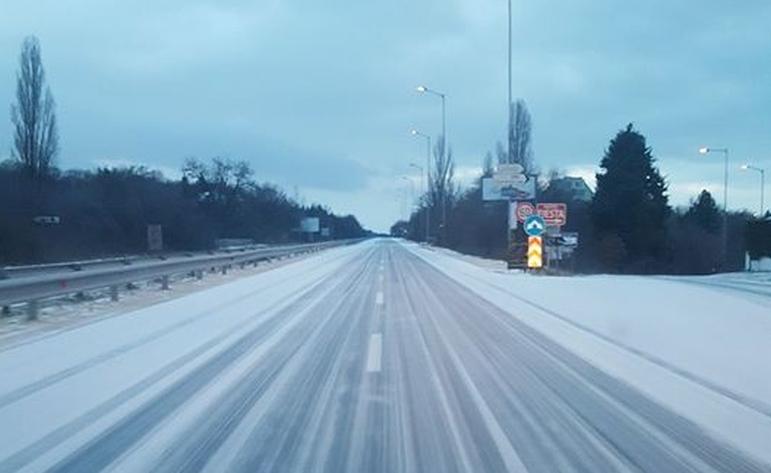 АПИ: Утре се очаква сняг в Северна и Западна България. Шофьорите да тръгват с автомобили, готови за зимни условия