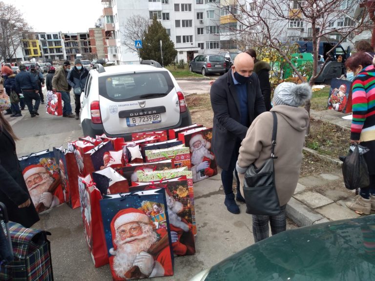 Раздадоха над 300 коледни пакети с продукти от първа необходимост във Владиславово