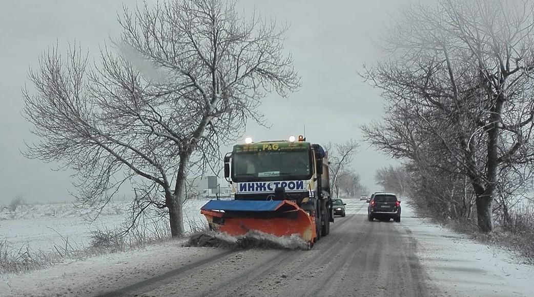 Четири фирми поддържат улиците във Варна при зимни условия
