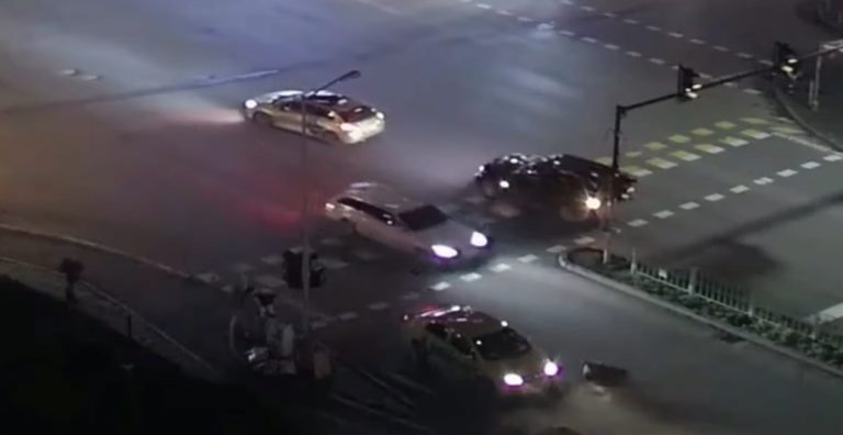 Видео: Такси блъсна 79-годишна жена, пресичаща на червено