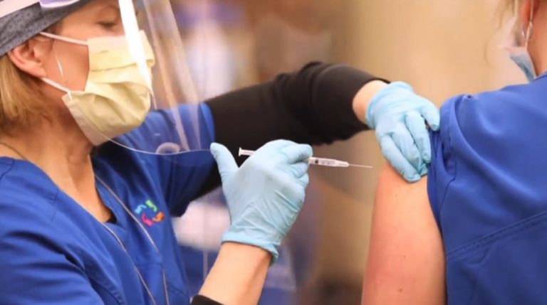 Медицински специалисти от училища се включват в акцията по ваксиниране във Варна