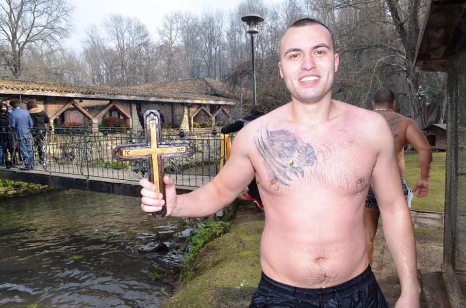 26-годишният Никола Панайотов пръв извади кръста от водите на река Девненска