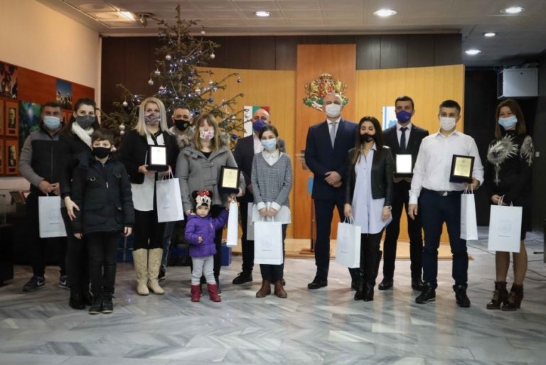 Иван Портних награди участниците в конкурса „Да украсим Варна за Коледа 2020“