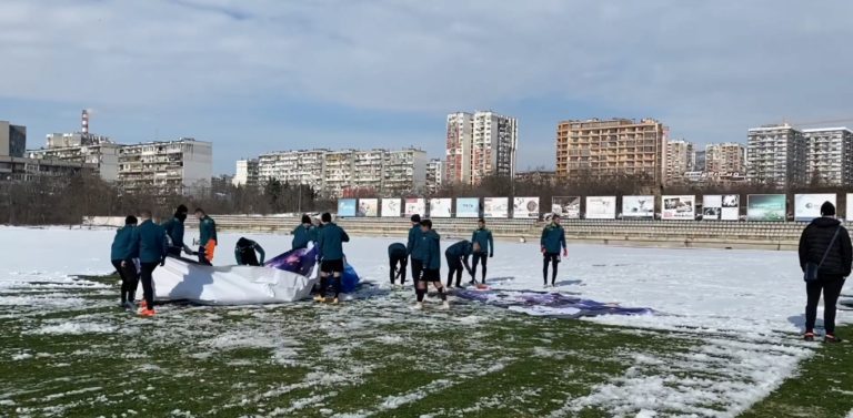 Футболисти и треньори в Черно море ринаха сняг