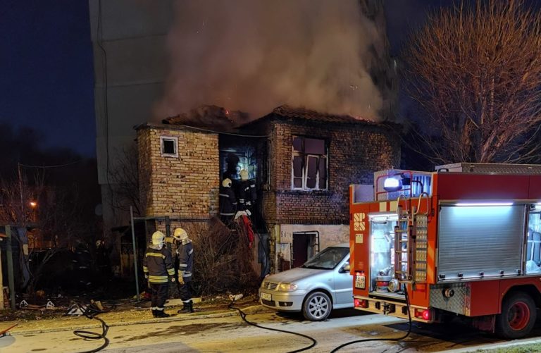 Пожар изгори покрива на изоставена къща