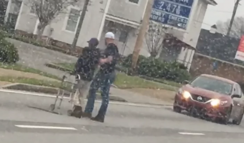 Добрият пример: Млад мъж слезе от колата си и преведе възрастна жена през кръстовище