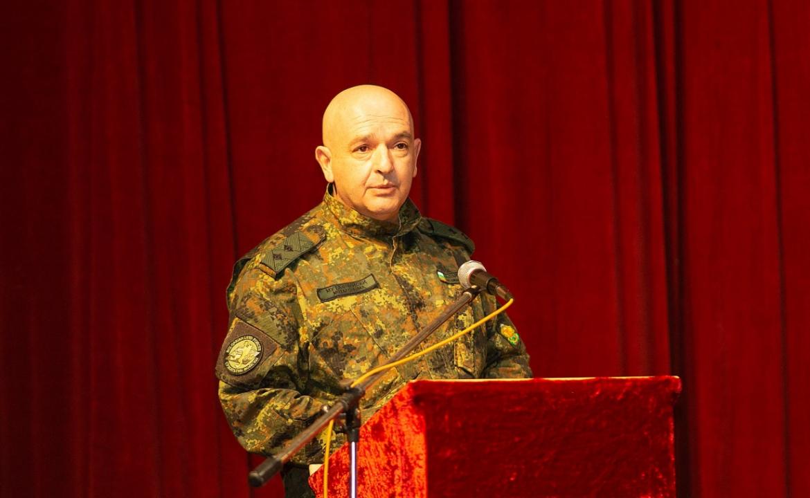 Генерал-майор проф. Мутафчийски на среща с военнослужещи преди ваксинацията в Армията