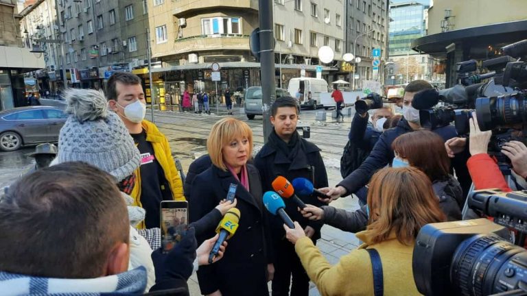 Манолова: Борисов удължава “под масата” мандатите на шефовете на БНТ и БНР. Да си оттегли законопроекта!