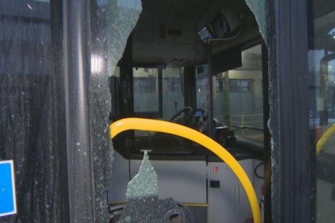 Задържаха мъжа, потрошил с чук градски автобус в София