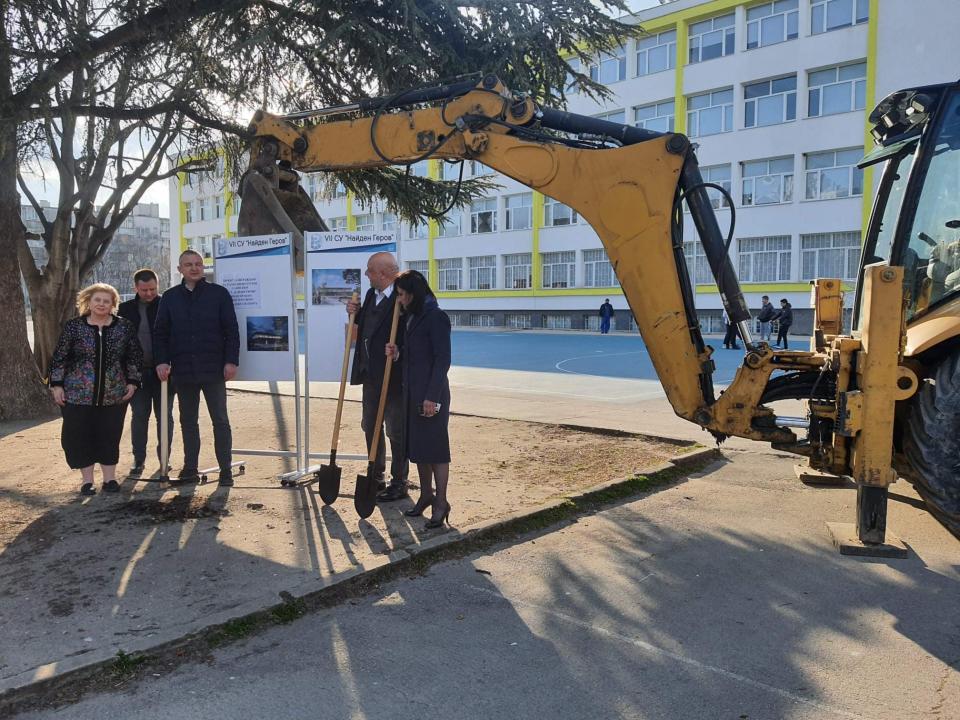 Започна строителството на физкултурен салон на СУ „Найден Геров”