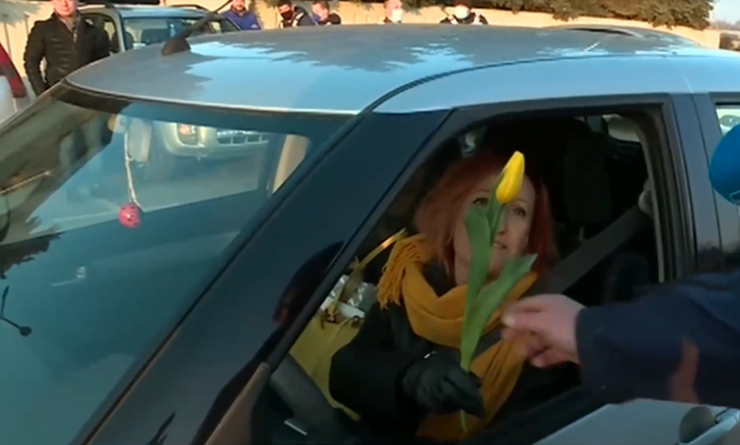 Полицаи подаряват цветя на дамите за 8 март