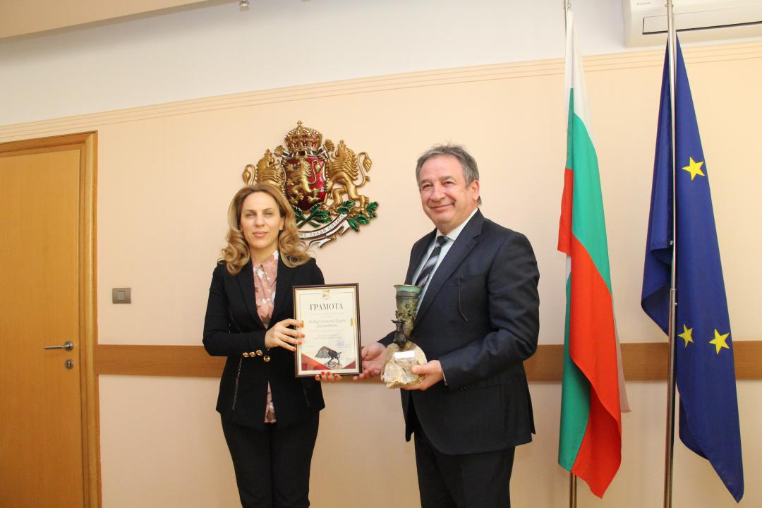 Вицепремиерът Марияна Николова награди Индустриална група Шишеджам за устойчиво развитие на инвестициите в България