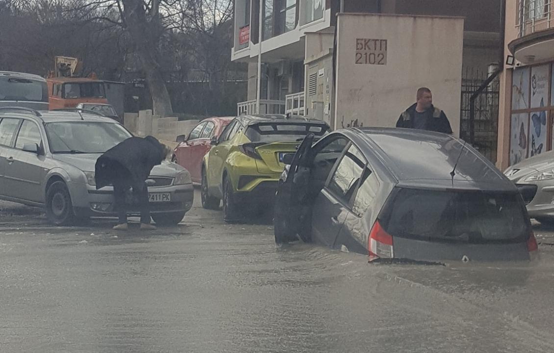Кола пропадна в дупка на улица в “Св. Св. Константин и Елена”