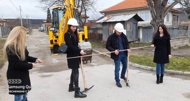 Възстановяват пътните настилки в Суворово