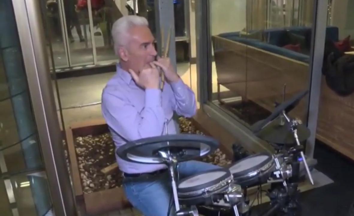 Видео: В първия ден с отворени заведения Волен Сидеров седна зад барабаните