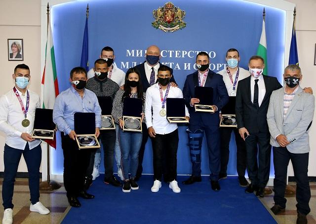 Министър Кралев награди медалистите от Европейското първенство по борба