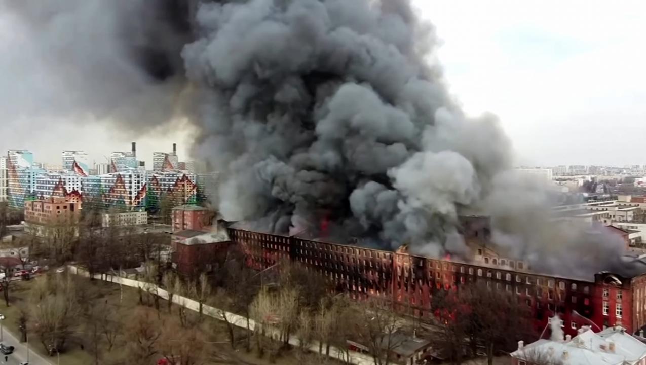 Видео: Огромен пожар в историческа сграда в Санкт Петербург