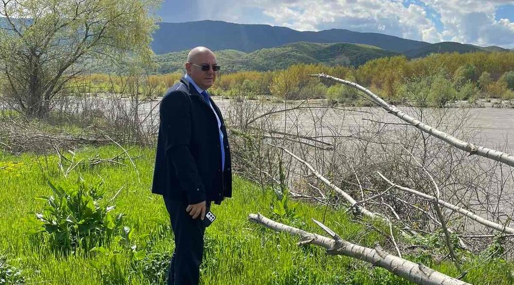 Министър Димитров проверява реките Струма и Места
