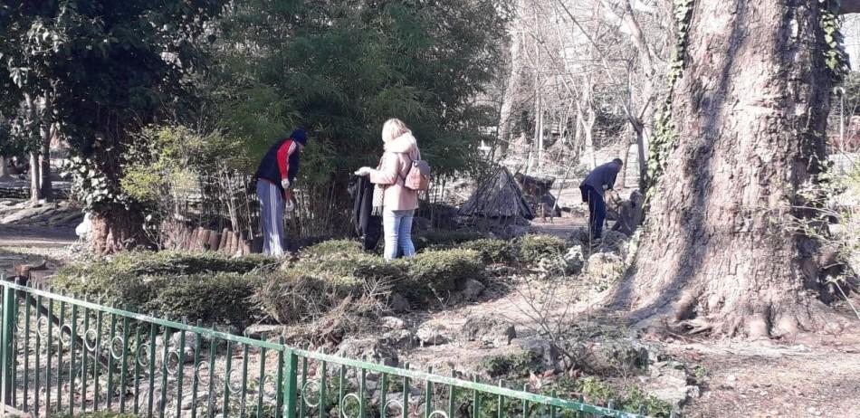 Доброволци участваха в пролетно почистване на зоопарка