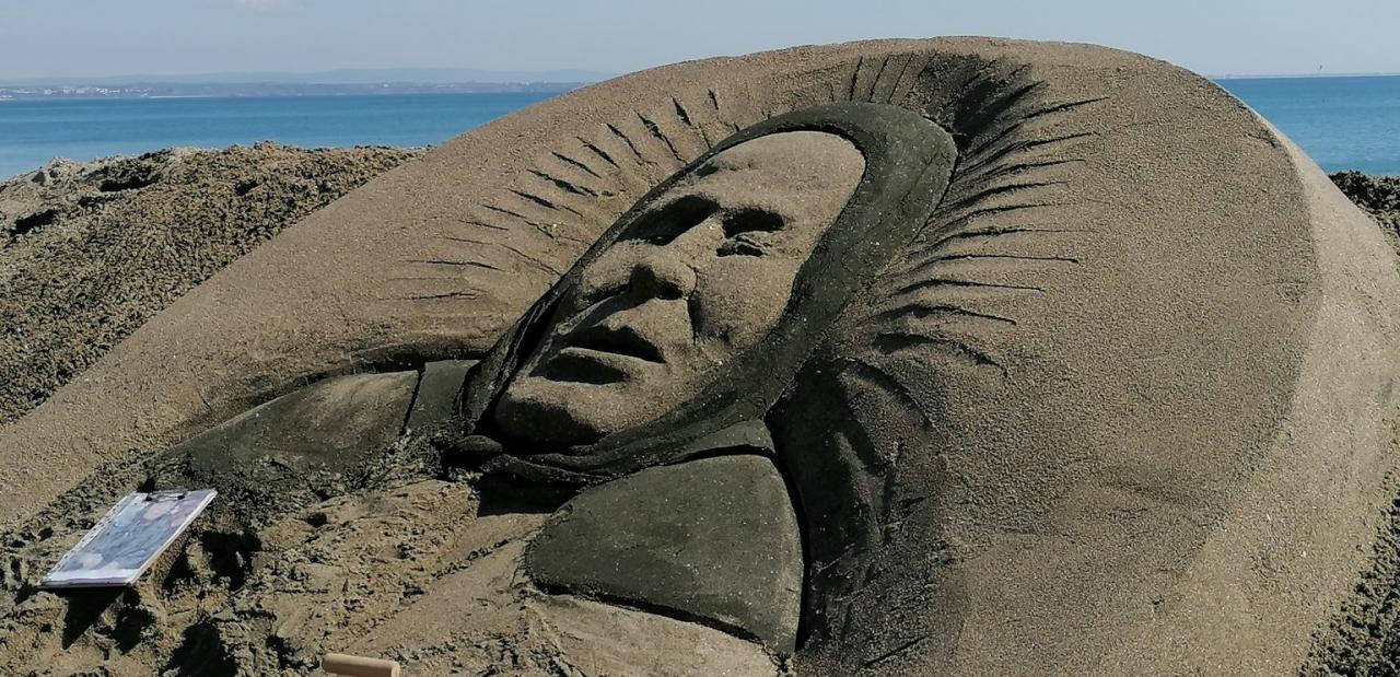 Пясъчна скулптура на баба Ванга се появи на плажа в Бургас