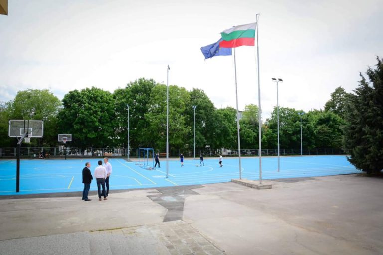 Кметът на Варна направи оглед на новото комбинирано игрище в двора на Първа езикова гимназия