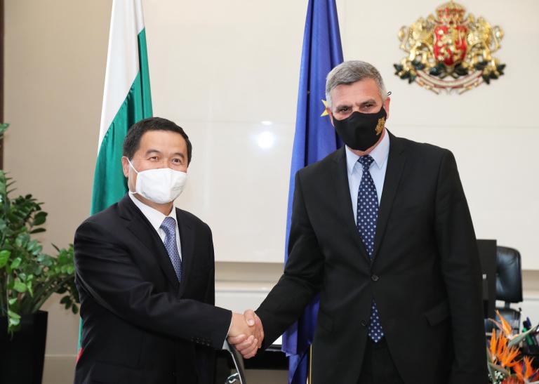 Министър-председателят Стефан Янев проведе среща с посланика на Китайската народна република Дун Сяодзюн